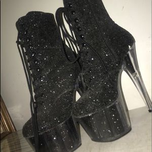 Size 8.5, true to size, great condition, beautifully made